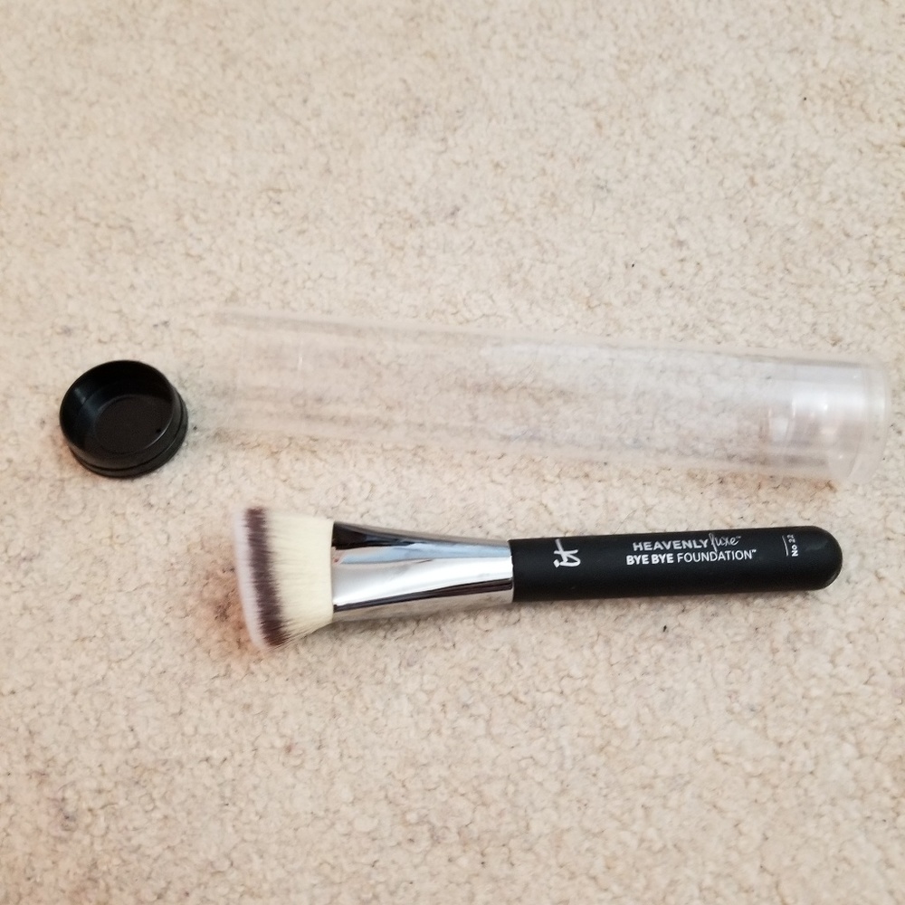 NEW IT Cosmetic Angle Triangle Foundation Brush